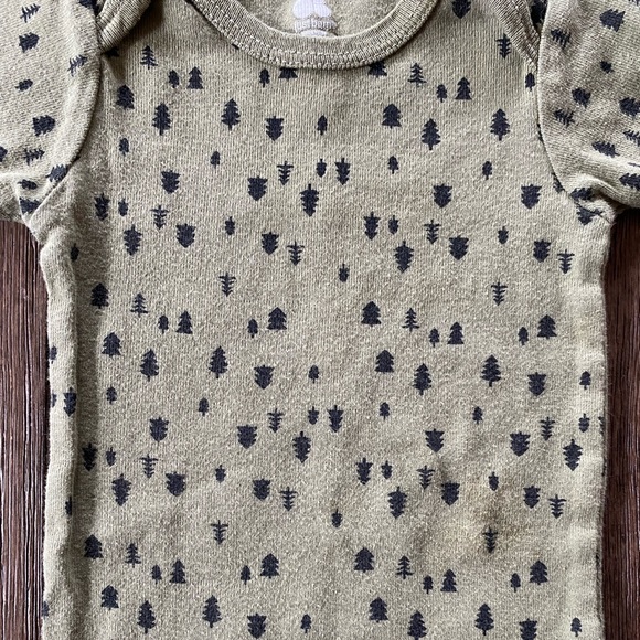 4/$10 Just Born onesie bodysuit 6-9 month - Picture 3 of 5